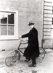 Michael Collins (1870-1922) med sin berömda cykel